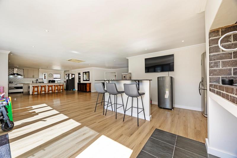 5 Bedroom Property for Sale in Bergsig Western Cape